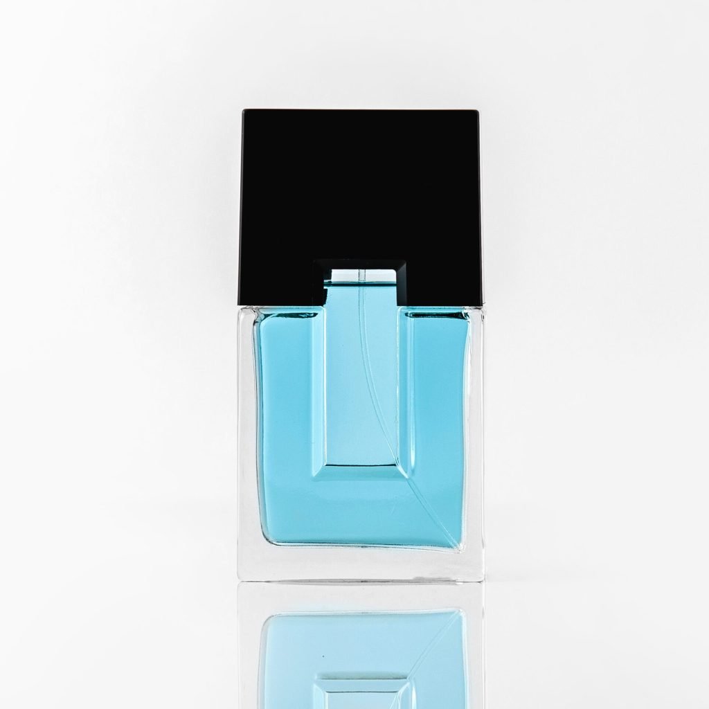 un-parfum-de-vue-de-face-en-bleu-et-noir-concu-bouteille-sur-le-mur-blanc