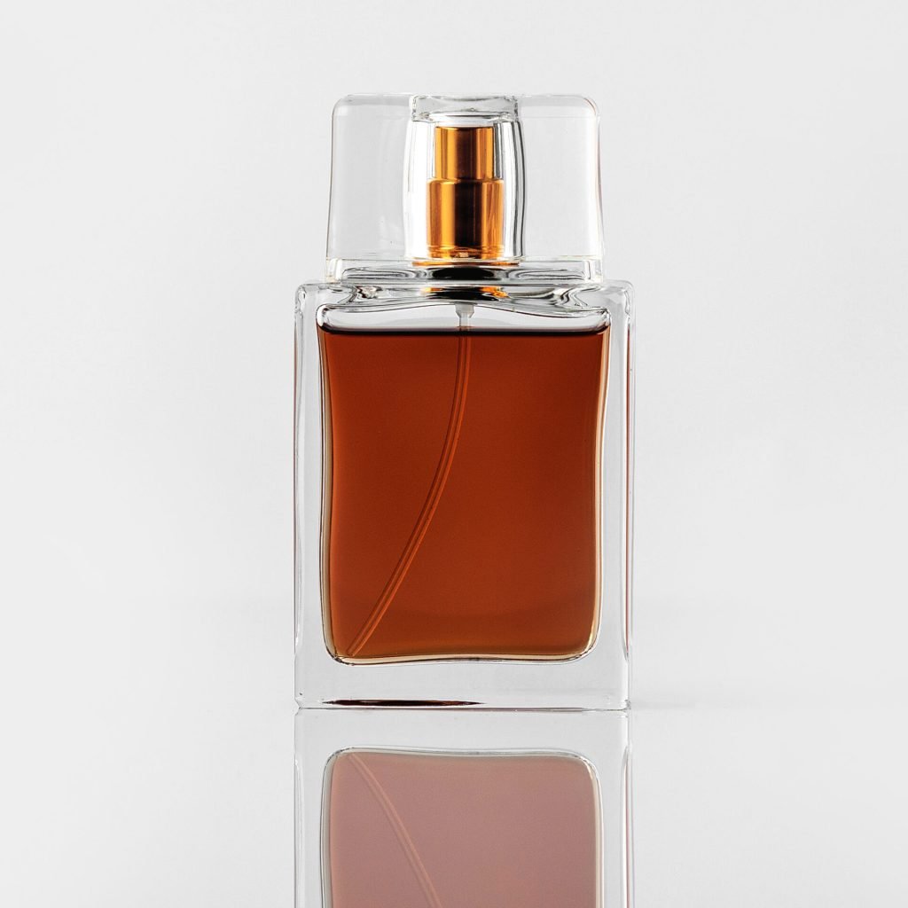 une-bouteille-brune-vue-de-face-avec-parfum-et-avec-bouchon-d-sur-le-bureau-blanc