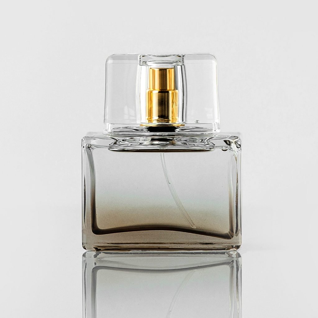 une-vue-de-face-bouteille-transparente-parfum-isole-sur-le-mur-blanc